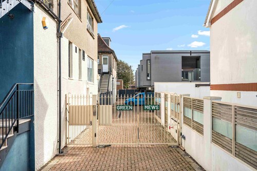 Green Mews 1 with Free Parking | By My Getaways