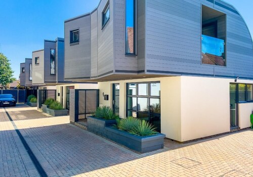 Green Mews 2 with Free Parking | By My Getaways