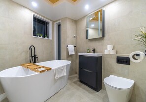 Badewanne, Haartrockner, Handtücher