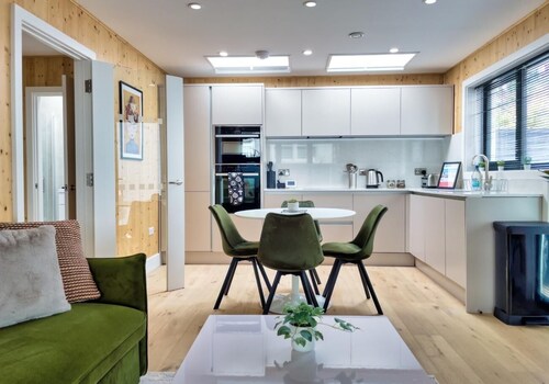 Green Mews 2 with Free Parking | By My Getaways