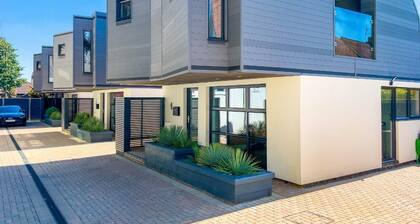 Green Mews 3 with Free Parking | By My Getaways