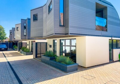 Green Mews 3 with Free Parking | By My Getaways