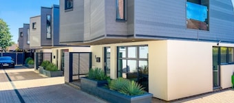 Green Mews 3 with Free Parking | By My Getaways
