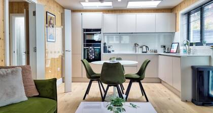 Green Mews 3 with Free Parking | By My Getaways