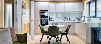 Green Mews 3 with Free Parking | By My Getaways