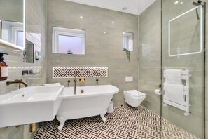Badewanne, Haartrockner, Handtücher