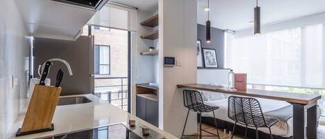 Køleskab, mikrobølgeovn, ovn, kogeplade