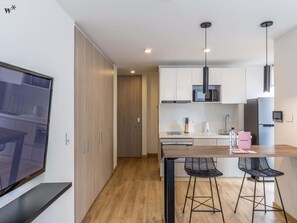 Réfrigérateur, micro-ondes, four, plaque de cuisson