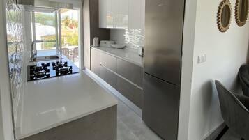 Réfrigérateur, micro-ondes, four, plaque de cuisson