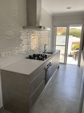 ثلاجة، ميكروويف، فرن، موقد طهي مسطح