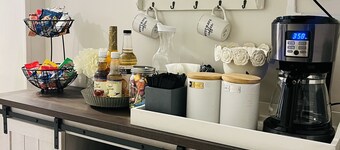 Dogs welcome! Main Level 2 Bedroom Apartment next to DIA