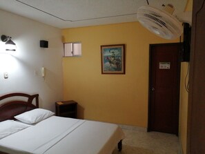Eenvoudige kamer, 1 tweepersoonsbed | Gratis wifi, beddengoed