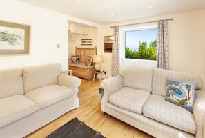 Una televisión, una chimenea