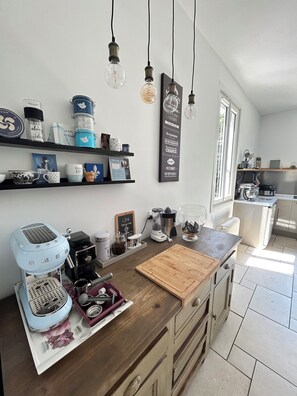 Fridge, microwave, oven, stovetop - Large house with swimming pool and garden Bergerac center (Bergerac)
