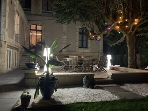 تناول الطعام بالخارج