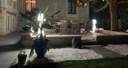 Large house with swimming pool and garden Bergerac center