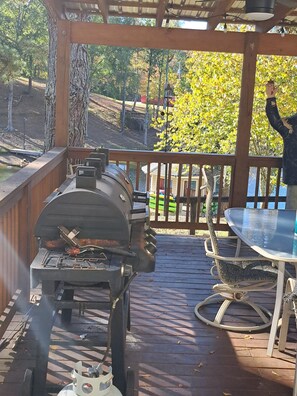 Outdoor dining - Captain Bob's Lake House (Wedowee)
