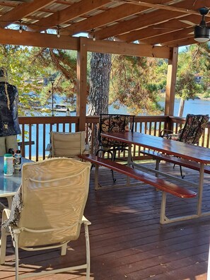 Outdoor dining - Captain Bob's Lake House (Wedowee)