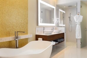 Badewanne, Haartrockner, Handtücher, Seife