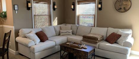 Una Smart TV, videojuegos, libros, un reproductor estéreo