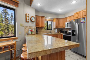 Microwave, stovetop, dishwasher, coffee/tea maker - Ski-In Mountain Retreat at Four O'clock Run – Prime Location with Stunning Views (Breckenridge)