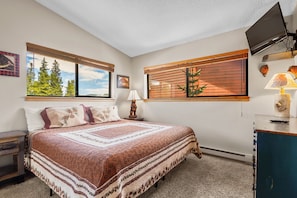 2 bedrooms, iron/ironing board, WiFi, bed sheets - Ski-In Mountain Retreat at Four O'clock Run – Prime Location with Stunning Views (Breckenridge)