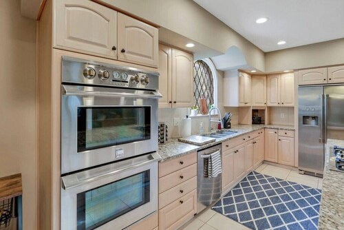 Valley View Villa: Indoor pool, Basketball court, and theater room