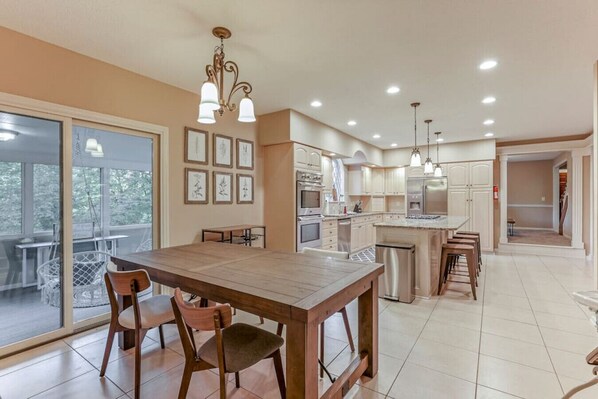 Fridge, microwave, oven, stovetop - Valley View Villa: Indoor Saltwater pool, theater, pickleball! (Lancaster)