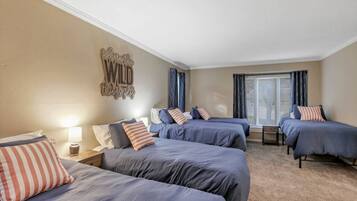 5 Schlafzimmer, Schreibtisch, Bügeleisen/Bügelbrett, Reisekinderbett