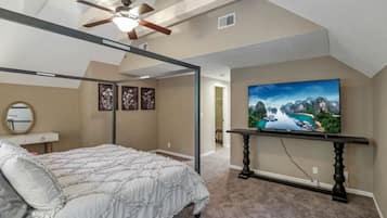 5 habitaciones, escritorio y tabla de planchar con plancha