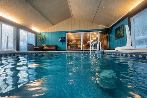 Valley View Villa: Indoor Saltwater pool, theater, pickleball!