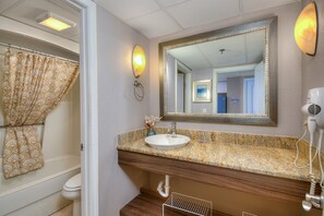 Ensemble douche/baignoire, sèche-cheveux, serviettes fournies