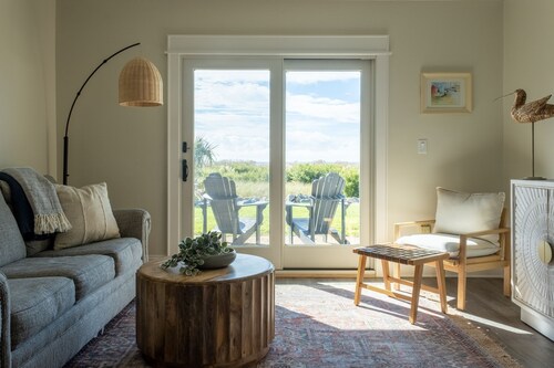 Beachfront, Remodeled 2bed/2.5bath with Pool