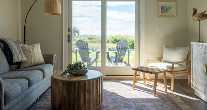 Beachfront, Remodeled 2bed/2.5bath with Pool
