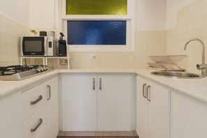 Micro-ondas, talheres/pratos/utensílios de cozinha