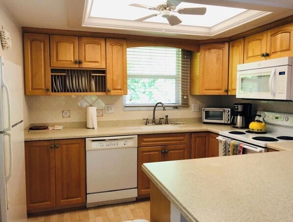 冰箱、微波炉、烤箱、炉灶