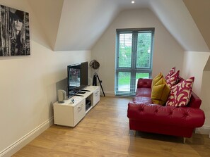 Smart TV, computer monitors - Debussys Guest House - 2 bed and 2 bathroom, near Saffron Walden (Saffron Walden)