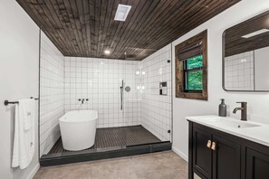 Badewanne, Haartrockner, Handtücher
