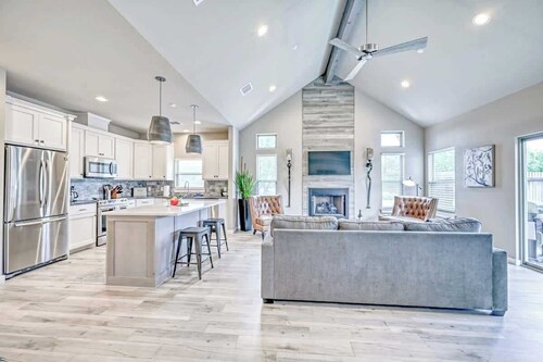 The Ricardo w/hot-tub-grill-firepit!