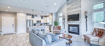 The Ricardo w/hot-tub-grill-firepit!