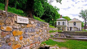 Un mur de pierre d’époque, sur lequel est apposée une plaque indiquant l’emplacement de la baignoire de George Washington (1748).