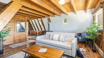 Fernseher, Kamin, Bücher, Stereoanlage