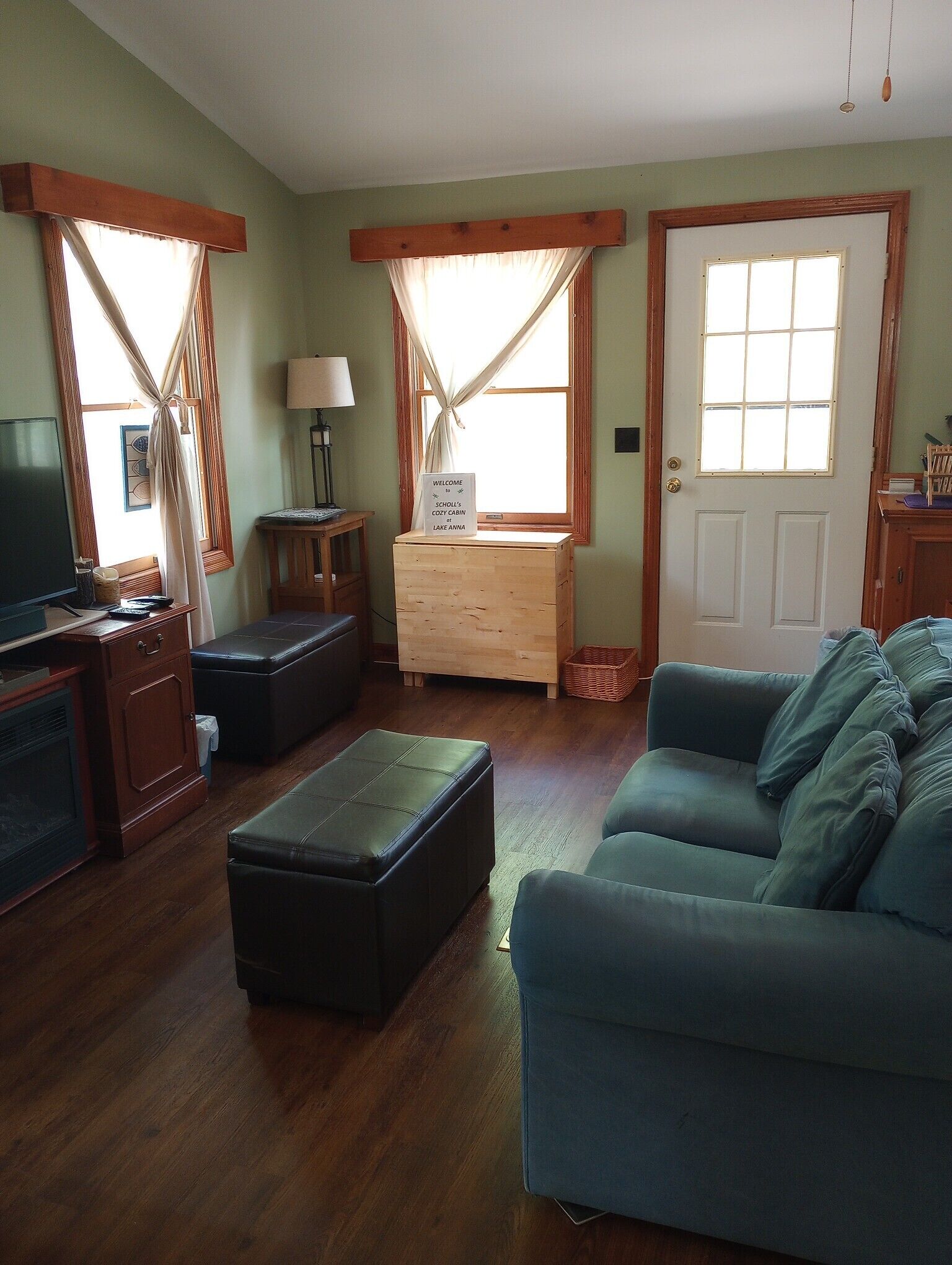 TV connectée, cheminée, baby-foot, livres