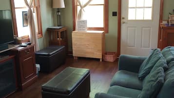 TV connectée, cheminée, baby-foot, livres