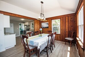 Dining - Spacious Lakefront Cottage near Point Pelee - Hot Tub + Yard + Pet Friendly (Leamington)