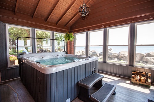 Spacious Lakefront Cottage near Point Pelee - Hot Tub + Yard + Pet Friendly