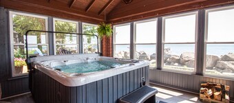 Spacious Lakefront Cottage near Point Pelee - Hot Tub + Yard + Pet Friendly