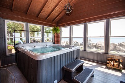 Spacious Lakefront Cottage near Point Pelee - Hot Tub + Yard + Pet Friendly