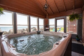 Property grounds - Spacious Lakefront Cottage near Point Pelee - Hot Tub + Yard + Pet Friendly (Leamington)