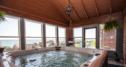 Waterfront 3 Bd Cottage - Hot Tub & Pet Friendly